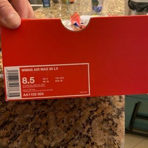 Woman’s 8.5 Nike Airmax 95 LX shoes